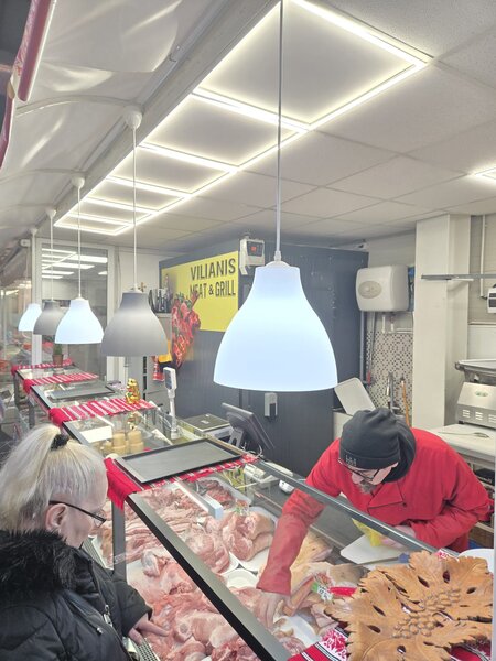 Vand afacere (macelarie) la cheie.